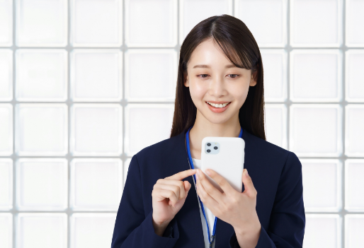 スマホで資料を検索している女性のイラスト