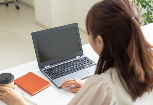 タブレットを見ながら緩い服装で準備をしている男性のイラスト