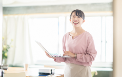 自室でストレッチを行う女性のイラスト